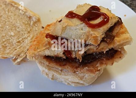 Wigan Lancashire Pie Burger, ein Steak- oder Fleischkuchen auf einem Muffin im Ofen Stockfoto