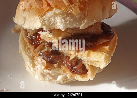 Wigan Lancashire Pie Burger, ein Steak- oder Fleischkuchen auf einem Muffin im Ofen Stockfoto