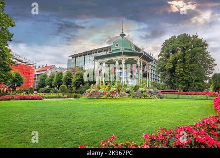 Blick auf den Blumenpavillon (Musikpavillon) in Buparken. Öffentlicher Park im Zentrum von Bergen. Norwegen, Skandinavien Stockfoto