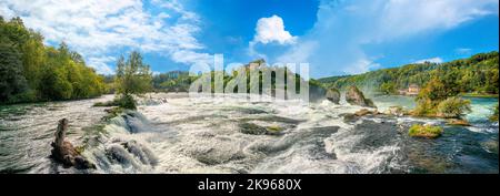 Panoramalandschaft mit schönen Rheinfällen. Größter Wasserfall in Europa. Rheinfall, Schweiz. Stockfoto