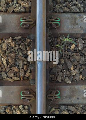 Nahaufnahme der Eisenbahnverbindung oder -Verbindung, selektiver Fokus von oben mit Kopierraum Stockfoto