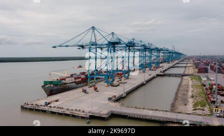 Klang, Malaysia - 09. Oktober 2022: Kraniche im Hafen Klang bei Kuala Lumpur. Containerkran am Klang Harbour. Luftaufnahme auf einem Containerschiff, das Stockfoto