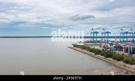 Klang, Malaysia - 09. Oktober 2022: Kraniche im Hafen Klang bei Kuala Lumpur. Containerkran am Klang Harbour. Luftaufnahme auf einem Containerschiff, das Stockfoto