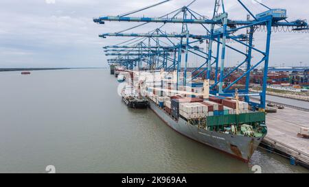 Klang, Malaysia - 09. Oktober 2022: Kraniche im Hafen Klang bei Kuala Lumpur. Containerkran am Klang Harbour. Luftaufnahme auf einem Containerschiff, das Stockfoto