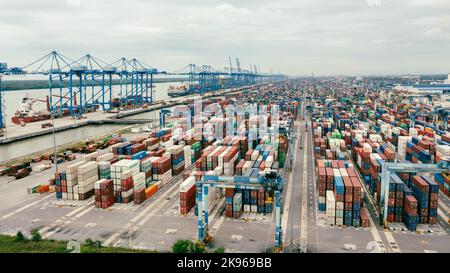 Klang, Malaysia - 09. Oktober 2022: Kraniche im Hafen Klang bei Kuala Lumpur. Containerkran am Klang Harbour. Luftaufnahme auf einem Containerschiff, das Stockfoto