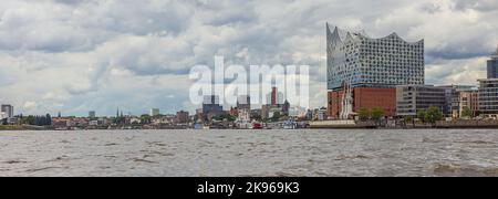 Editorial: HAMBURG, 31. MAI 2022 - die moderne Skyline des Hamburger Hafens von der Elbe aus gesehen Stockfoto