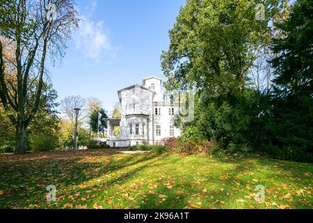 Krefeld - Nahaufnahme des im italienischen Stil erbauten Hauses Schönhausen, das sich heute im Besitz eines IT-Unternehmens befindet, Nordrhein-Westfalen, Deutschland, 01.1 Stockfoto