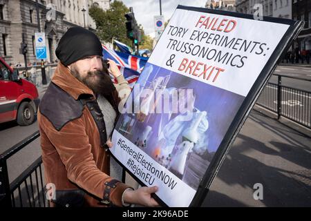 Am 26.. Oktober 2022, an dem Premierminister Rishi Sunak zum ersten Mal bei der Fragestunde des Premierministers im parlament in London, England, auftritt, werden Demonstranten gegen die Politik der jüngsten konservativen britischen Regierung auf dem Parliament Square gesehen. Stockfoto