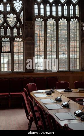 Lange Tische, Stühle und Fernsehbildschirme im Konferenzsaal der Räte im Guildhall der Heiligen und ungeteilten Dreifaltigkeit, King's Lynn, Großbritannien Stockfoto