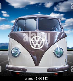 VW T1 Transporter, klassisches Nutzfahrzeug des deutschen Automobilherstellers, Vorderansicht des VW-Busses in Wolfsburg, 20. September 2022. Stockfoto