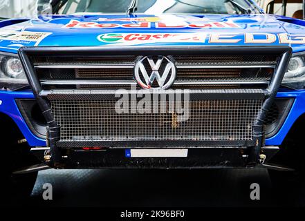 Touareg III Rennwagen, Nahaufnahme des Kühlergrills und Schutzrahmen des deutschen Autos, der in wo mehrmals die Rallye Dakar gewonnen hat Stockfoto