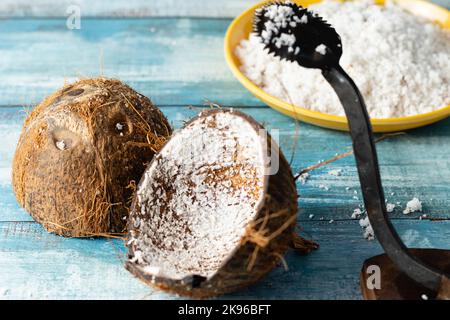 Muscheln und Boden mit Schaber auf einem blauen Holztisch Stockfoto