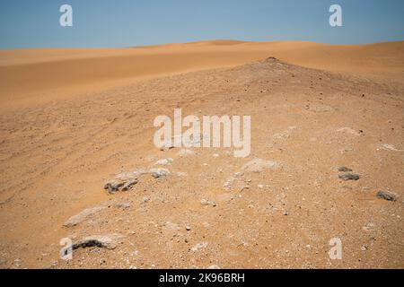 An einem schönen Sommertag erliegt die Mars-ähnliche Oberfläche in der Little Sahara State Park Desert in Waynoka, Oklahoma Stockfoto