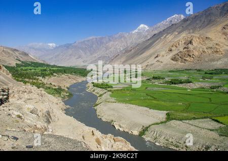 Blick auf das Panj-Flusstal und die Hindu-Kush-Bergkette in Afghanistan von der Festung Kahkaha, dem Wakhan-Korridor, Ishkashim, Tadschikistan Pamir Stockfoto