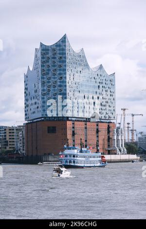 Hamburg, Deutschland - September 2022: Elbphilharmonie Elbphilharmonie unter wolkenverhakter Luft in der HafenCity nach einem Entwurf von Herzog - de Meuron Stockfoto
