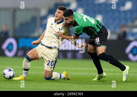 Reggio Emilia, Italien. 24. Oktober 2022. Roberto Piccoli vom FC Hellas Verona tritt in der Serie A mit Martin Erlic vom US-Amerikaner Sassuolo um den Ball an Stockfoto