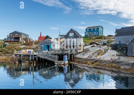 Malerisches Bild der Peggys Cove Gemeinde um St. Margarets Bay, Nova Scotia mit klarem blauen Himmel und klaren Reflexionen im Wasser der Bucht gefunden Stockfoto