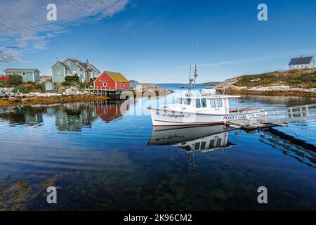 Malerisches Bild der Peggys Cove Gemeinde um St. Margarets Bay, Nova Scotia mit klarem blauen Himmel und klaren Reflexionen im Wasser der Bucht gefunden Stockfoto