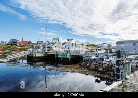 Malerisches Bild der Peggys Cove Gemeinde um St. Margarets Bay, Nova Scotia mit klarem blauen Himmel und klaren Reflexionen im Wasser der Bucht gefunden Stockfoto
