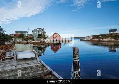 Malerisches Bild der Peggys Cove Gemeinde um St. Margarets Bay, Nova Scotia mit klarem blauen Himmel und klaren Reflexionen im Wasser der Bucht gefunden Stockfoto