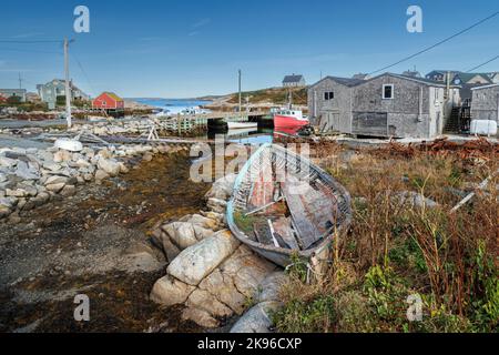 Malerisches Bild der Peggys Cove Gemeinde um St. Margarets Bay, Nova Scotia mit klarem blauen Himmel und klaren Reflexionen im Wasser der Bucht gefunden Stockfoto