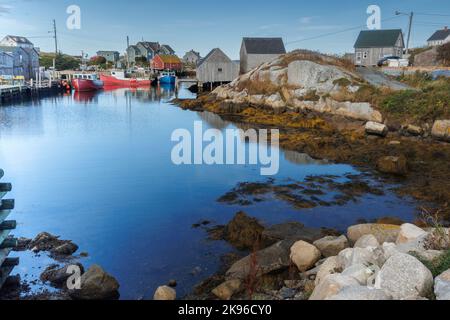 Malerisches Bild der Peggys Cove Gemeinde um St. Margarets Bay, Nova Scotia mit klarem blauen Himmel und klaren Reflexionen im Wasser der Bucht gefunden Stockfoto