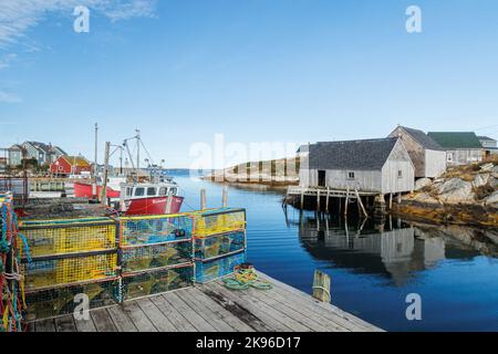 Malerisches Bild der Peggys Cove Gemeinde um St. Margarets Bay, Nova Scotia mit klarem blauen Himmel und klaren Reflexionen im Wasser der Bucht gefunden Stockfoto