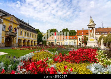 Wunderschönes, farbenfrohes Stadtzentrum von Esztergom Ungarn mit Blumen Stockfoto