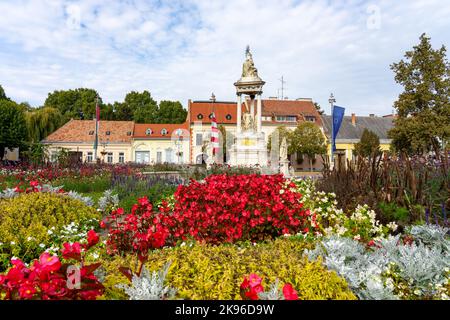 Wunderschönes, farbenfrohes Stadtzentrum von Esztergom Ungarn mit Blumen Stockfoto