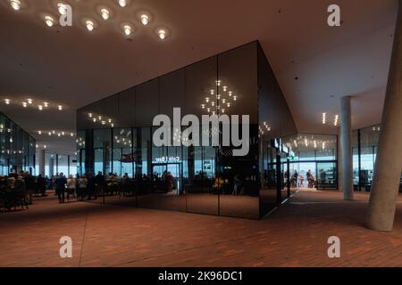 Hamburg, Deutschland - September 2022: Elbphilharmonie architektonische Details aus dem Beobachtungsfoyer von Herzog - de Meuron Stockfoto