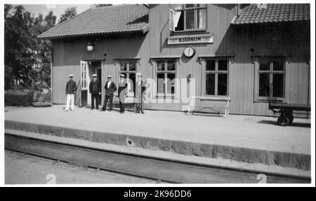 Schwedens Staatsstraßen 2 Sep 1937 Bjärnum. Bahnhof erbaut 1889 von Whj. Bahnhof mit Bahnhofshaus aus dem Jahr 1890. Es ist noch im Jahr 1991 angemietet und wird jetzt vermietet. Überreste sind auch Nebengebäude, Laderampe, Frachtraum und Laderampe. Persönliche Zugpausen vom Sommerfahrplan 1977 aufgegeben. Bahnhof landschaftlich im Jahr 1889. Ein- und halb gelagertes Bahnhofsgebäude. Stockfoto