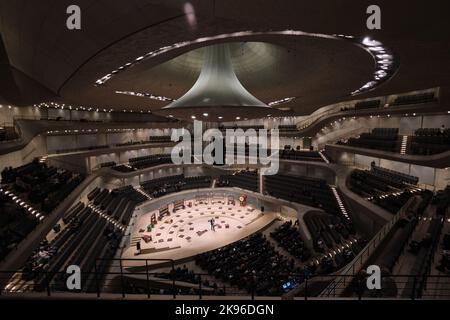 Hamburg, Deutschland - 2022. September: Innenansicht des Hauptkonzerts der Elbphilharmonie, der berühmten philharmonie, die von Herzog de Meuron entworfen wurde Stockfoto