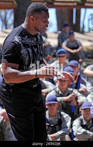 Der Fußballspieler Herschel Walker spricht am 17. Juli 2012 während des Grundtrainings im Jacks Valley der US Air Force Academy in Colorado Springs, Colorado, mit den Kadetten. (USA) Stockfoto