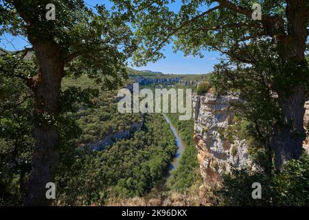 Ebro River Canyon, die von Felswänden gebildet wird, die eine Höhe von bis zu 200 Metern erreichen können. Blick von einem Aussichtspunkt in der Nähe von Pesquera del Ebro Stadt, i Stockfoto