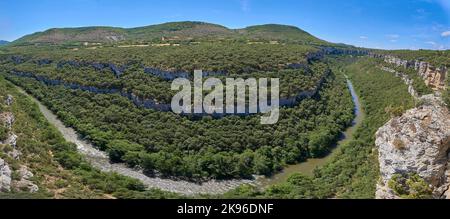 Ebro River Canyon, die von Felswänden gebildet wird, die eine Höhe von bis zu 200 Metern erreichen können. Blick von einem Aussichtspunkt in der Nähe von Pesquera del Ebro Stadt, i Stockfoto