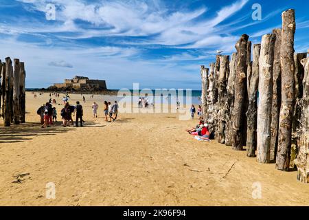 Saint Malo Bretagne Frankreich. Das Fort National mit Ebbe Stockfoto