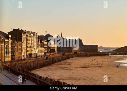 Saint Malo Bretagne Frankreich. Grand Plage du Sillon (Strand von Sillon) Stockfoto