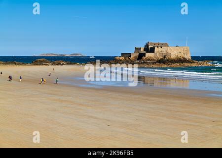 Saint Malo Bretagne Frankreich. Grand Plage du Sillon (Strand von Sillon). Das Fort National Stockfoto