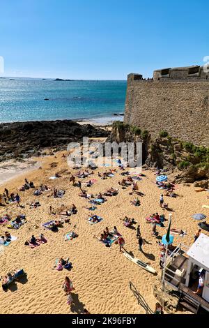 Saint Malo Bretagne Frankreich. Sonnenanbeter am Plage du Mole (Strand von Mole) Stockfoto