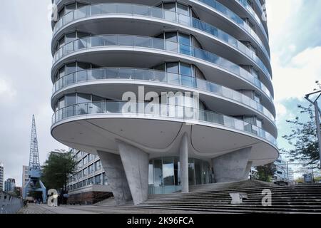 Hamburg, Deutschland - Sept. 2022: Ovaler Wohnturm Oval am Kaiserkai 10 in der HafenCity nach einem Entwurf von Ingenhoven Architekten Stockfoto