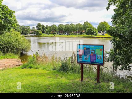 Ein Hinweisschild an einem Pool am Nantwich Riverside Loop Walk, neben dem River Weaver, Nantwich, Cheshire, England, Großbritannien Stockfoto