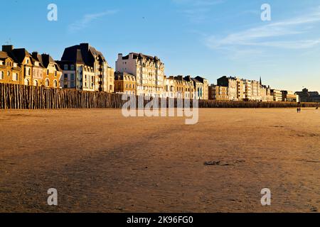 Saint Malo Bretagne Frankreich. Grand Plage du Sillon (Strand von Sillon) in der Abenddämmerung Stockfoto