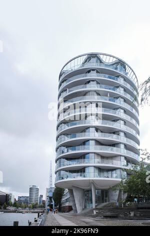 Hamburg, Deutschland - Sept. 2022: Ovaler Wohnturm Oval am Kaiserkai 10 in der HafenCity nach einem Entwurf von Ingenhoven Architekten Stockfoto