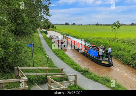 Zwei Schiffe oder Schmalboote auf dem Shropshire Union Canal, Nantwich, Ches hire, England, Großbritannien Stockfoto