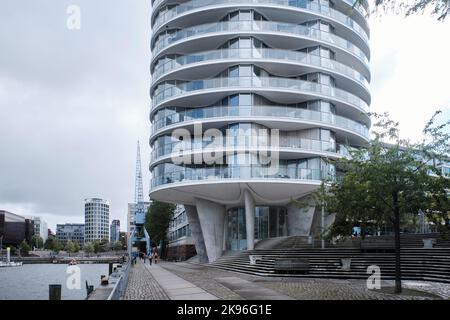 Hamburg, Deutschland - Sept. 2022: Ovaler Wohnturm Oval am Kaiserkai 10 in der HafenCity nach einem Entwurf von Ingenhoven Architekten Stockfoto