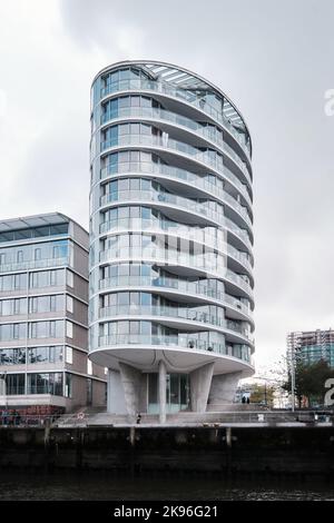 Hamburg, Deutschland - Sept. 2022: Ovaler Wohnturm Oval am Kaiserkai 10 in der HafenCity nach einem Entwurf von Ingenhoven Architekten Stockfoto