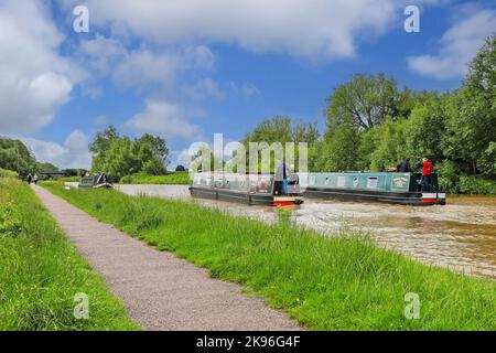 Zwei Schiffe oder Schmalboote auf dem Shropshire Union Canal, Nantwich, Ches hire, England, Großbritannien Stockfoto