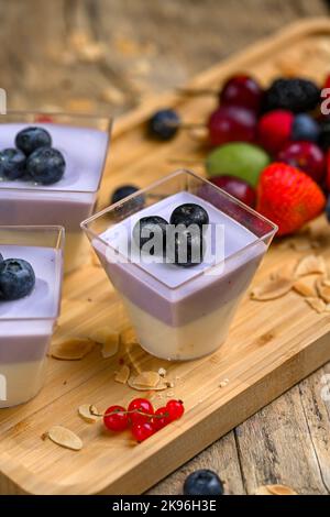 Ein schöner Schuss von weißem und violettem Mousse mit Heidelbeeren Stockfoto