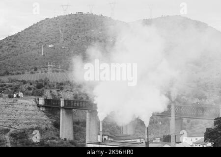 Schwarz-Weiß-Fabrik Verschmutzung fast Berg Stockfoto