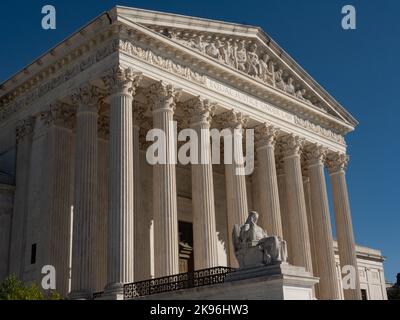 Das Gebäude des Obersten Gerichtshofs mit der Kontemplation der Justizstatue in Washington, DC. Foto von Francis Specker Stockfoto